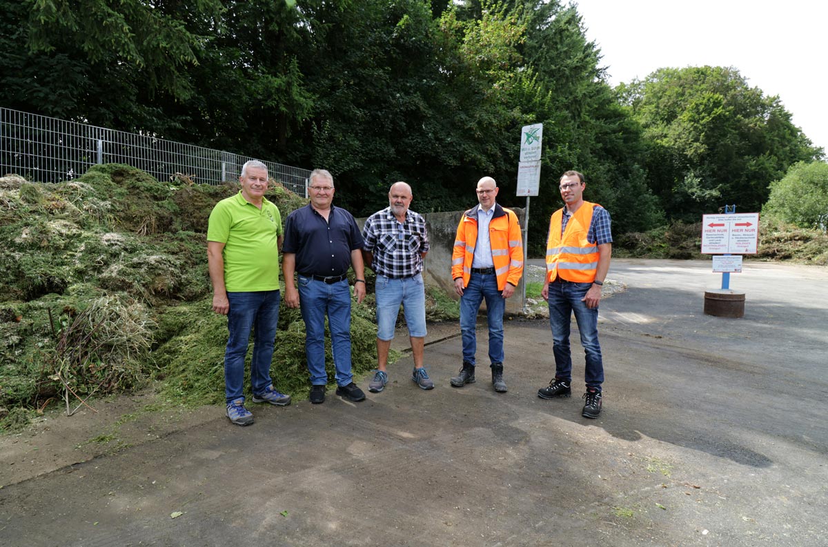 Der Grüngutplatz in Großeicholzheim bei Landwirt Rainer Wetterauer wurde ertüchtigt. Über das Ergebnis freuten sich (von links) Geschäftsführer Burkhard Trabold und Walter Leibfried vom Maschinenring, Landwirt Rainer Wetterauer sowie Geschäftsführer Sebastian Damm und techn. Mitarbeiter Florian Roos von der KWiN.